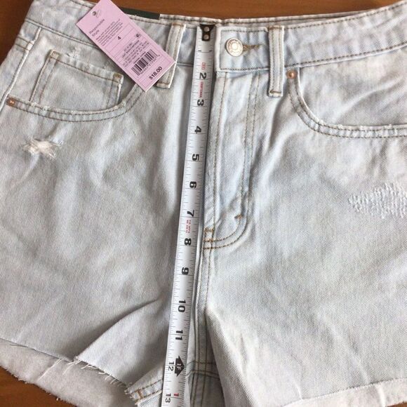 Woman’s Wild Fable Light Wash Super High Rise Cutoff Shorts‎ 4 - Picture 4 of 7